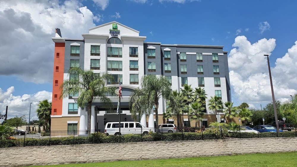 Holiday Inn Express & Suites, International Drive, an IHG Hotel