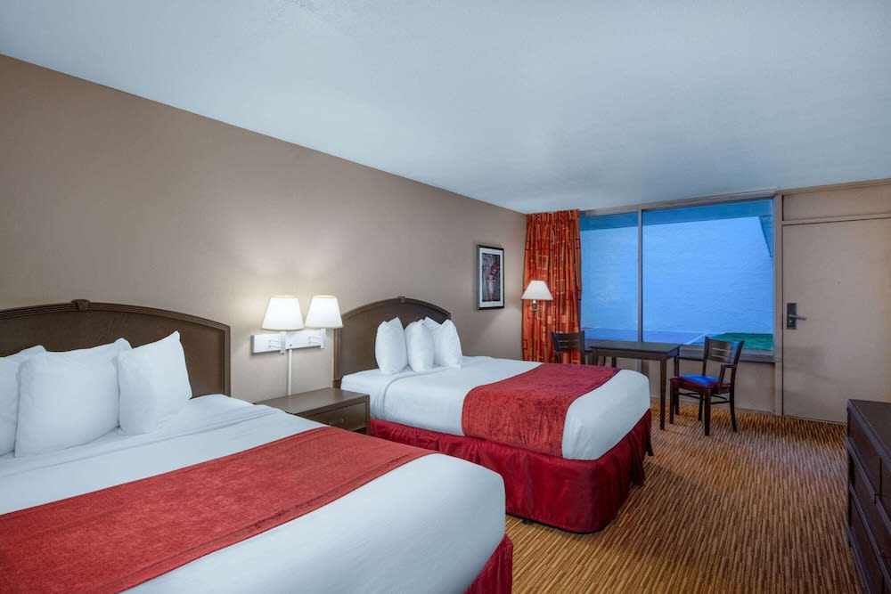 Img - Standard Room, 2 Queen Beds, Courtyard View