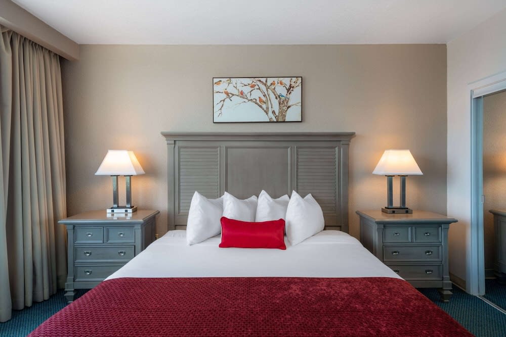 Img - Deluxe Suite, 1 King Bed with Sofa bed, Tower