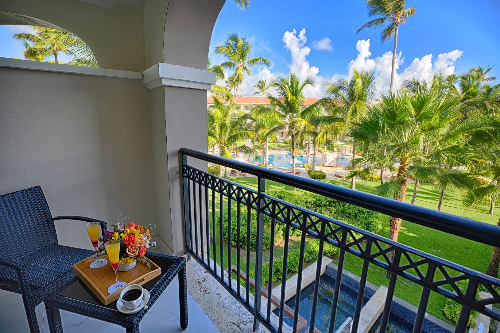 Img - Junior suite pool view  king bed - SDXKPV