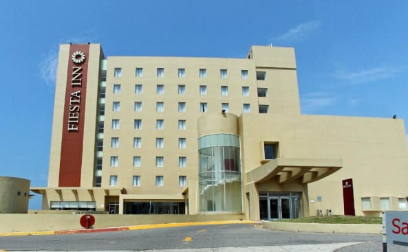 un edificio de hotel con un cartel en el costado en Fiesta Inn Coatzacoalcos, en Coatzacoalcos