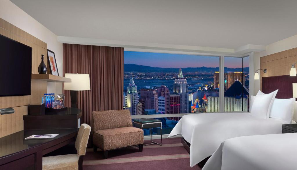 Alojamiento Deluxe con 2 camas grandes y vistas al Strip