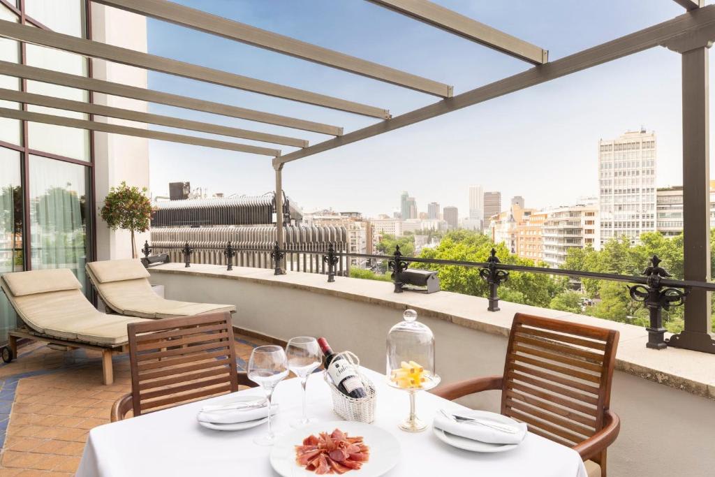 Suite Ava con terraza, vistas a la Castellana y acceso al club lounge 