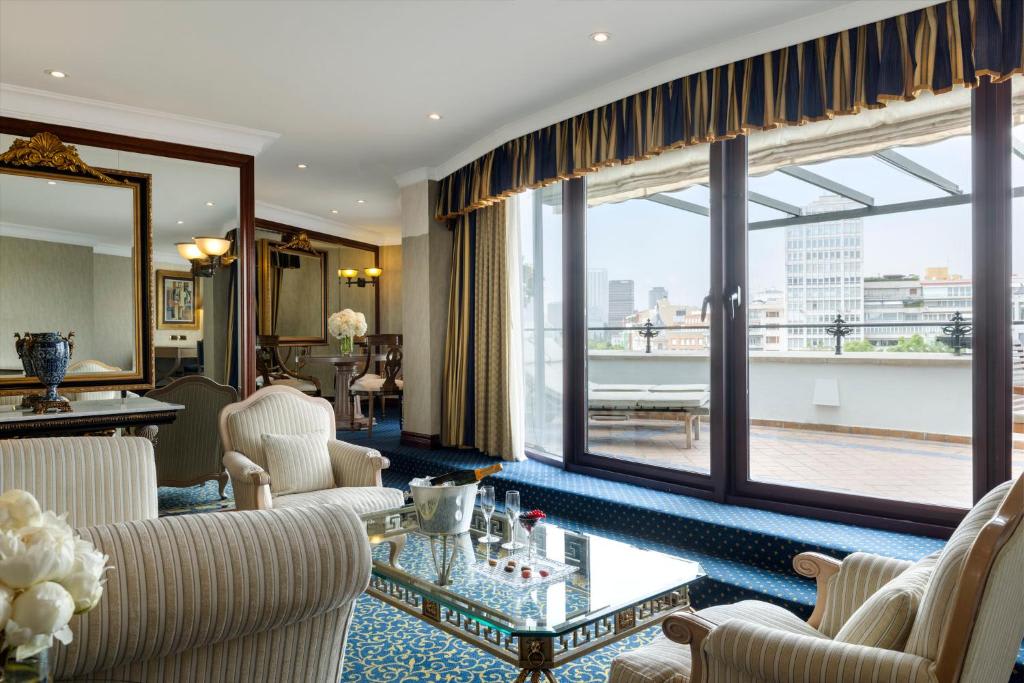 Suite Ava con terraza, vistas a la Castellana y acceso al club lounge 