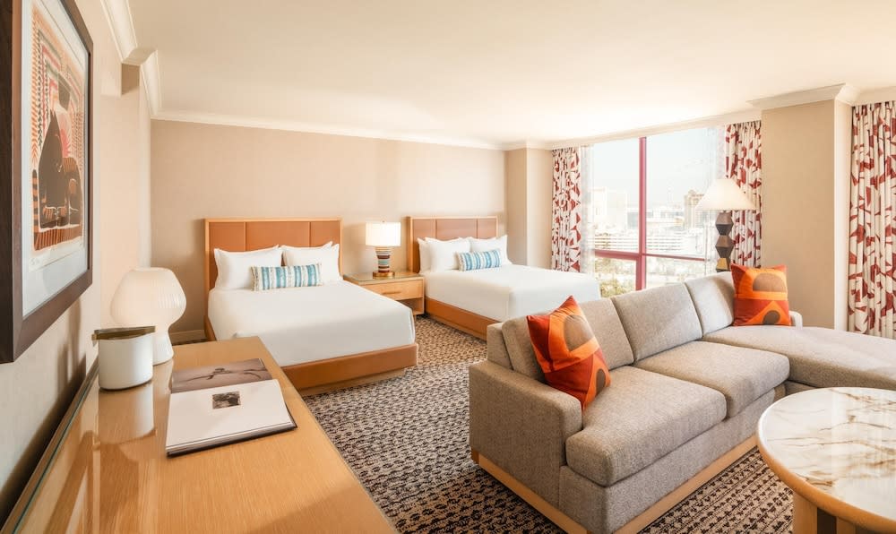 Img - Remodeled 2 Queens Suite High Floor