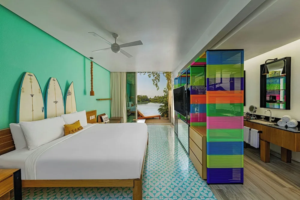 Img - Spectacular Escape, Guest room, 1 King, Lake view