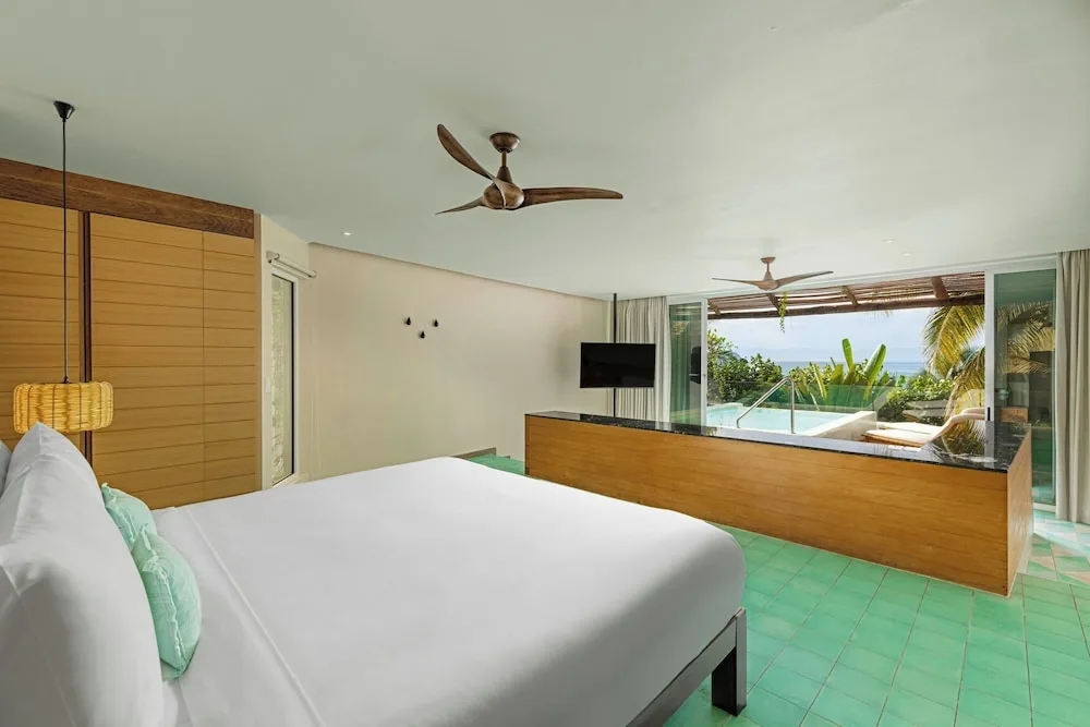 Img - Oasis, Suite, 1 King, Oceanfront, Plunge pool, Whirlpool