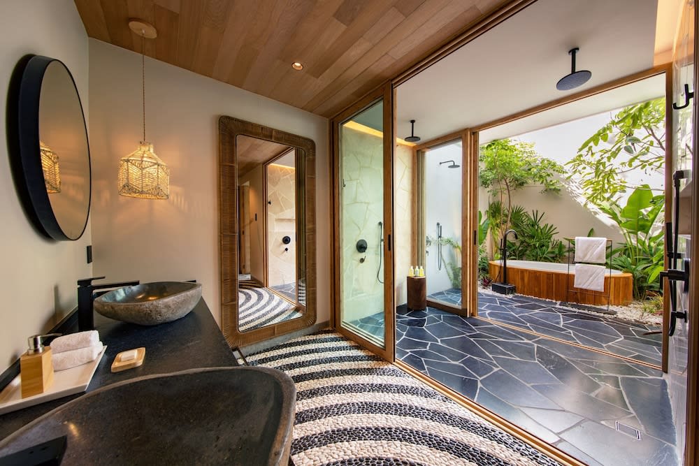 Img - Fabulous, Suite, 1 King, Oceanfront, Beach front access