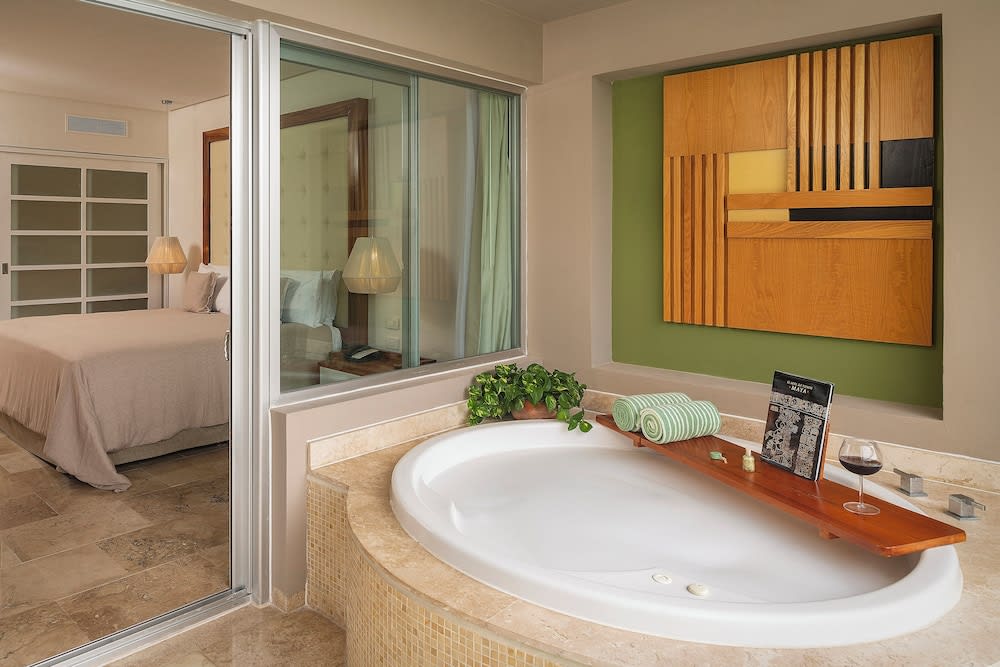 Img - The Reserve master suite swim up