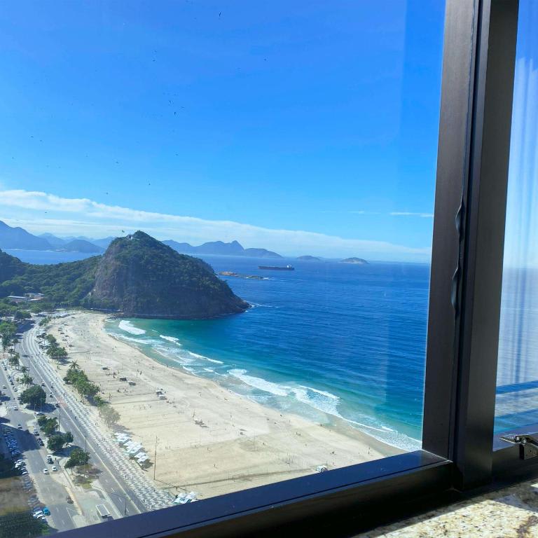 Habitación con cama extragrande y vistas al mar