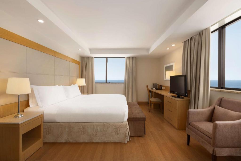 Suite con cama extragrande y vistas al mar