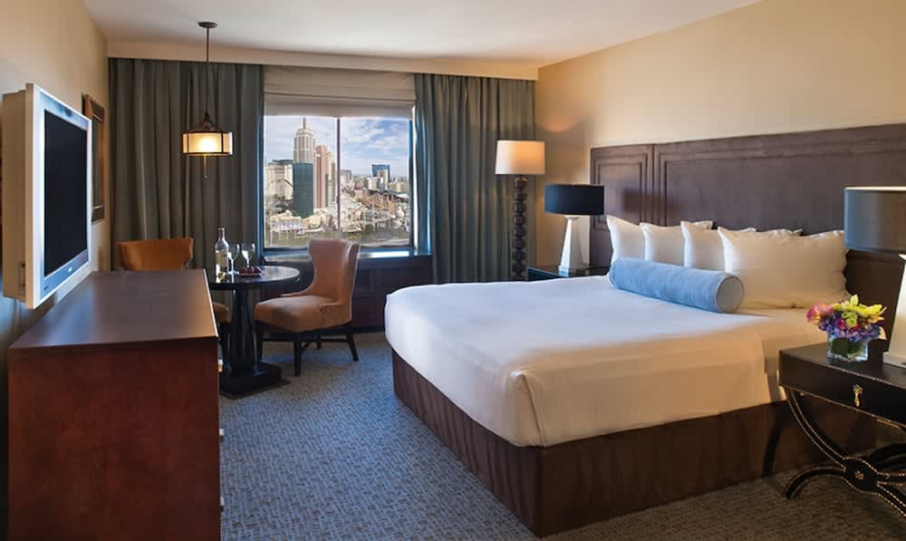 Img - Resort Strip View King Room