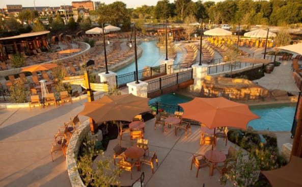 una vista aérea de una piscina con mesas y sombrillas en Gaylord Texan Resort and Convention Center, en Grapevine