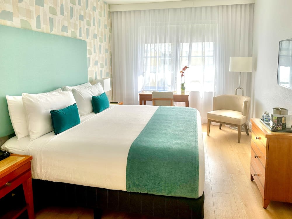 Img - Habitación, 1 cama King size, vista parcial al océano