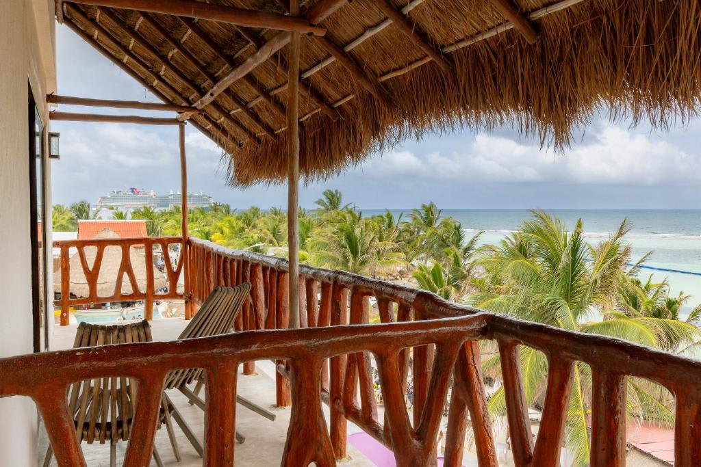 Habitación con cama grande y vistas al mar