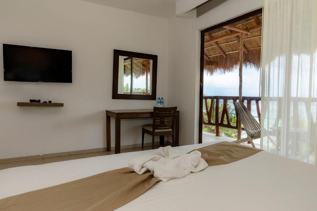 Habitación con cama grande y vistas al mar