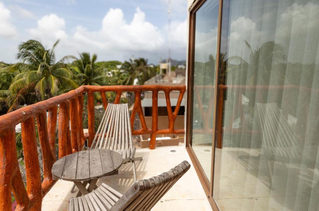 Habitación con cama grande y vistas a la puesta de sol