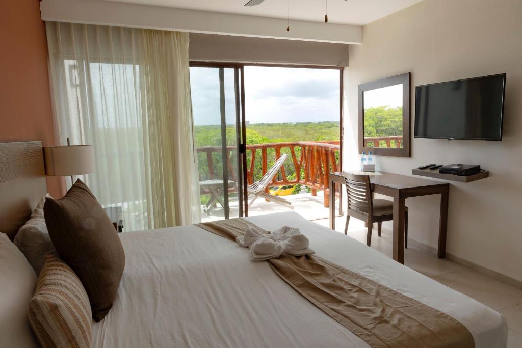 Habitación con cama grande y vistas a la puesta de sol