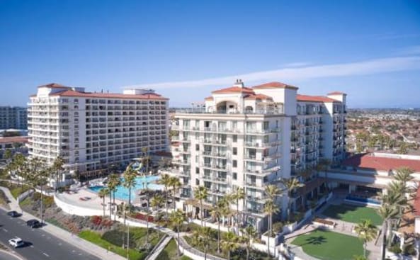 una vista aérea de un edificio y una calle en The Waterfront Beach Resort, A Hilton Hotel, en Huntington Beach