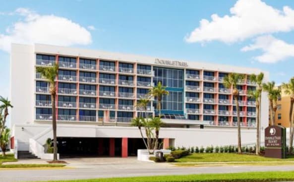 un hotel con palmeras delante en DoubleTree Beach Resort by Hilton Tampa Bay – North Redington Beach, en St Pete Beach