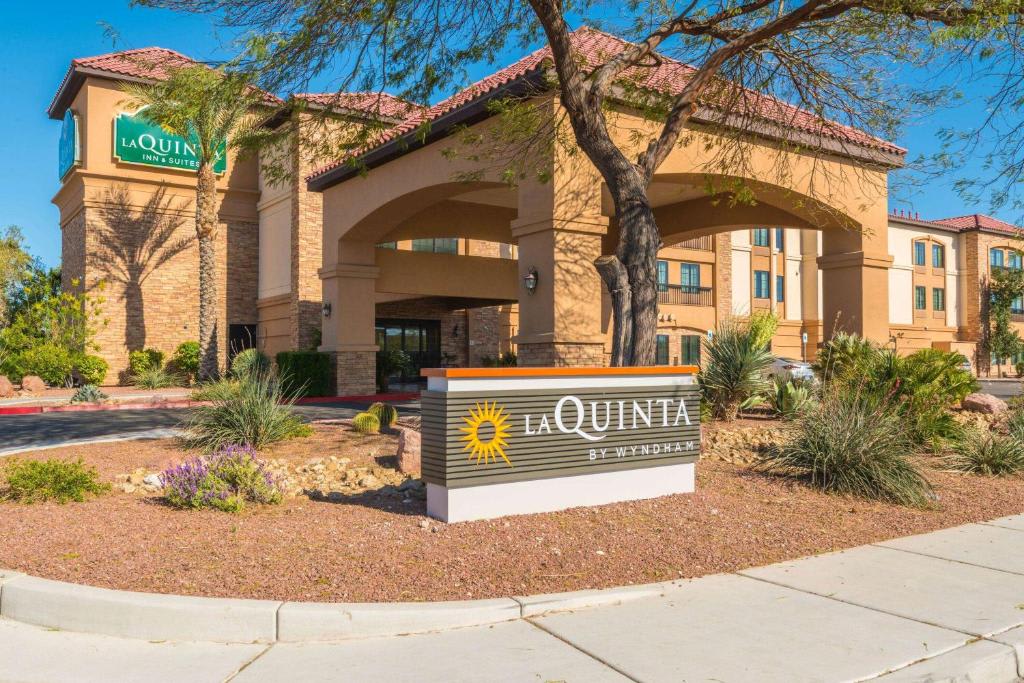 La Quinta Inn & Suites by Wyndham Las Vegas Airport South