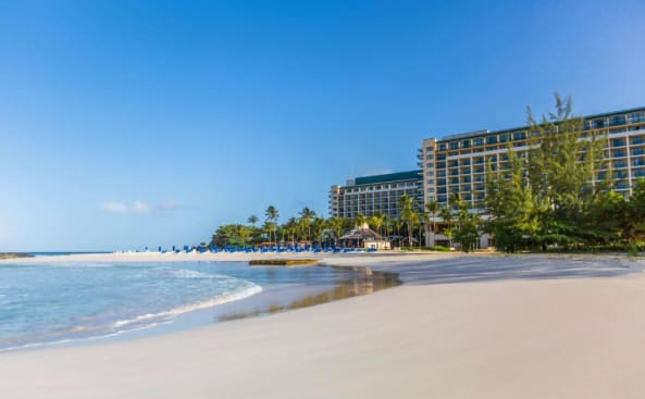 vistas a la playa frente al complejo en Hilton Barbados Resort, en Bridgetown