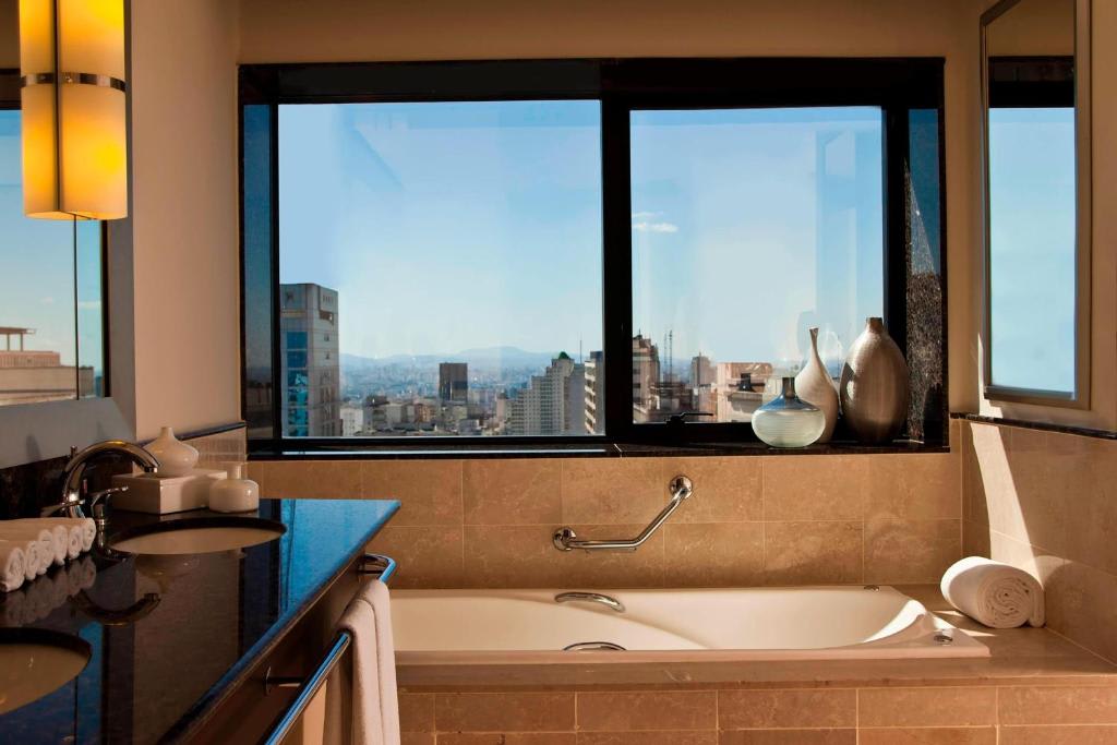 Suite Club Level Madison con vistas a la ciudad y cama extragrande