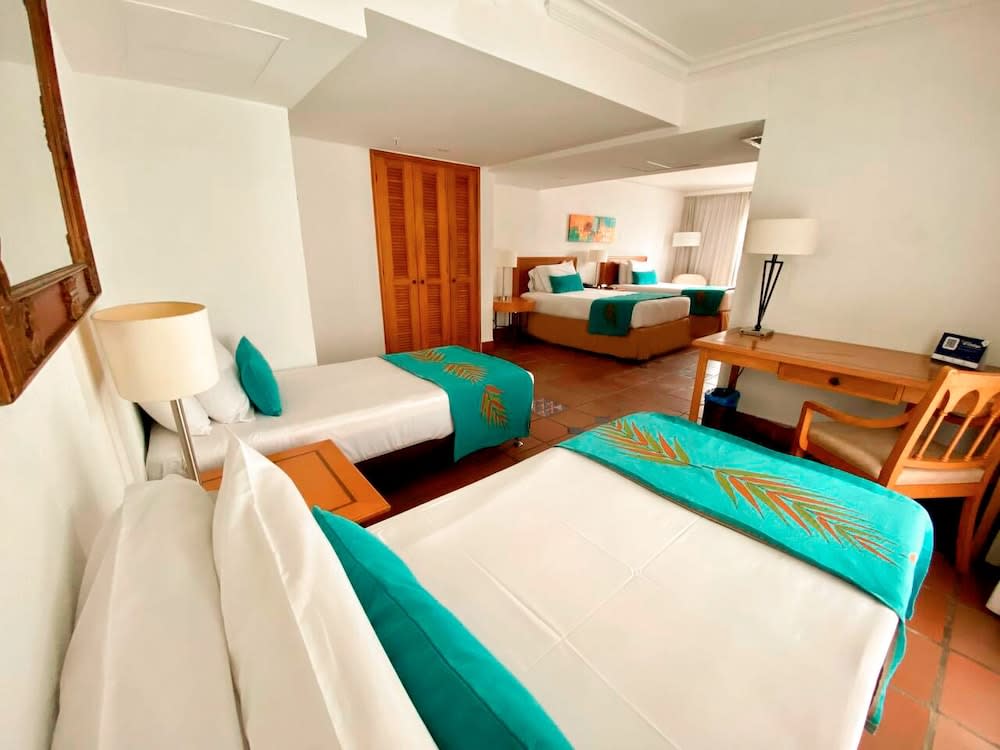 Img - Family Room, Multiple Beds