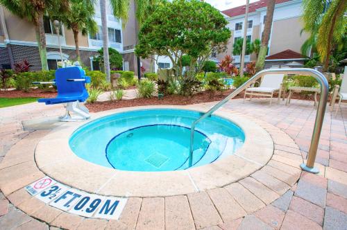 una pequeña piscina con una fuente de agua en un patio en Best Western Plus Orlando Lake Buena Vista South Inn & Suites, en Kissimmee