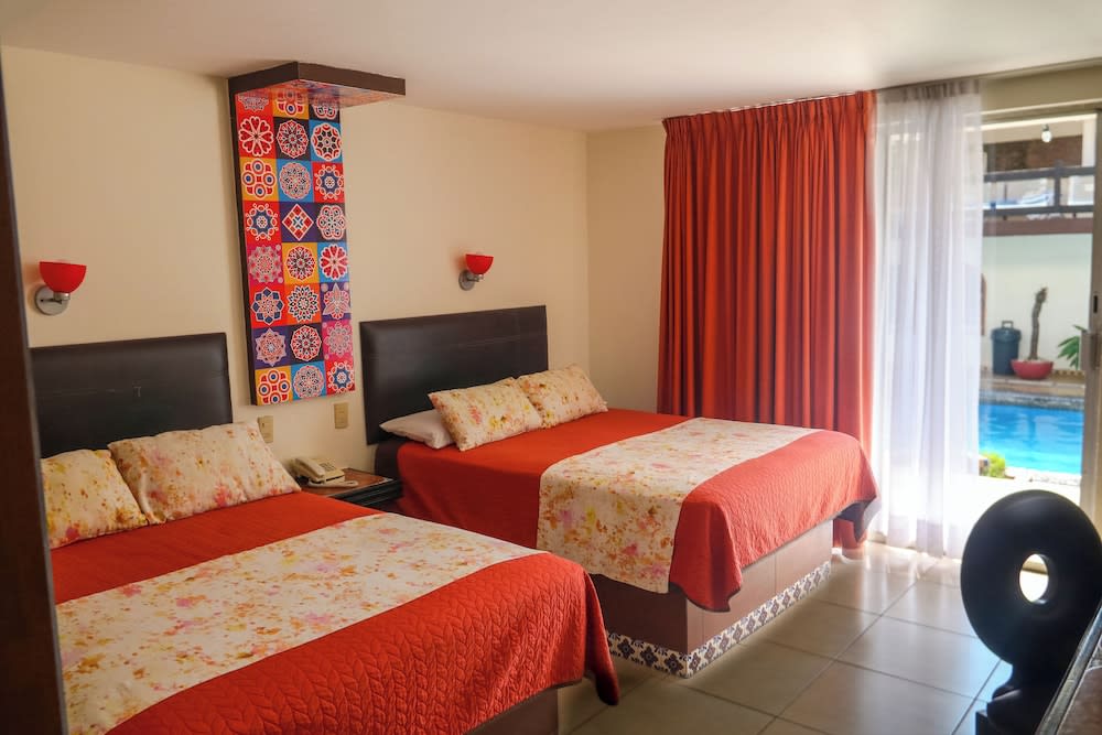 Img - Habitación superior, 2 camas dobles, acceso a la piscina, vista a la piscina