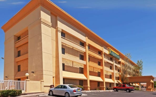 un gran edificio con coches estacionados frente a él en La Quinta by Wyndham El Paso West Bartlett, en El Paso