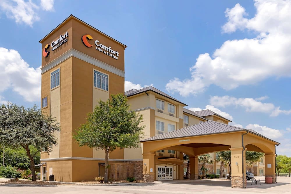 Comfort Inn & Suites Near Six Flags & Medical Center