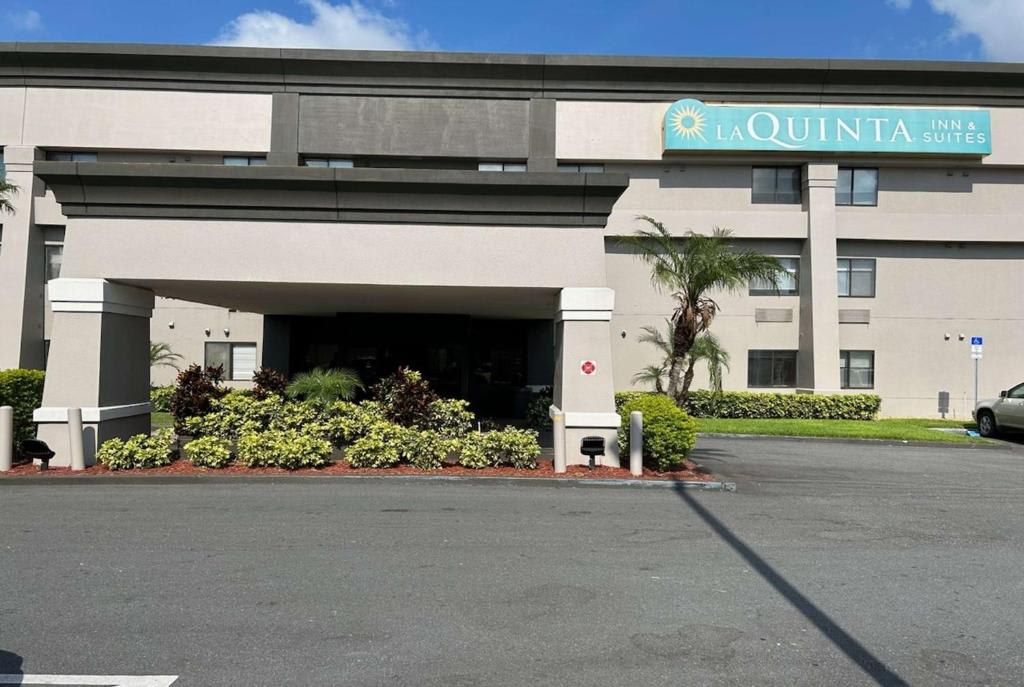 La Quinta Inn & Suites by Wyndham Orlando South