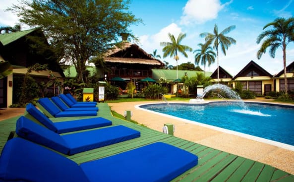 un grupo de tumbonas azules junto a la piscina en Decameron Decalodge Ticuna, en Leticia