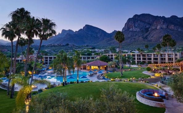 Vistas a un complejo con montañas en el fondo en El Conquistador Tucson, A Hilton Resort, en Tucson