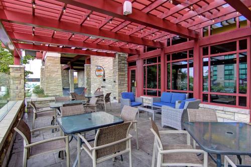 un patio con mesas y sillas en un edificio en DoubleTree Fallsview Resort & Spa by Hilton - Niagara Falls, en Niagara Falls