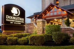 un edificio con un cartel de hotel en DoubleTree Fallsview Resort & Spa by Hilton - Niagara Falls, en Niagara Falls