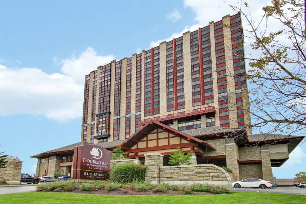un gran edificio con un cartel delante en DoubleTree Fallsview Resort & Spa by Hilton - Niagara Falls, en Niagara Falls