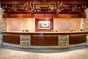 un gran vestíbulo con un bar con asientos de madera en DoubleTree Fallsview Resort & Spa by Hilton - Niagara Falls, en Niagara Falls