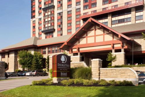 un hotel con un cartel frente a un edificio en DoubleTree Fallsview Resort & Spa by Hilton - Niagara Falls, en Niagara Falls