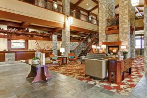 un gran vestíbulo con una sala de estar y una escalera en DoubleTree Fallsview Resort & Spa by Hilton - Niagara Falls, en Niagara Falls