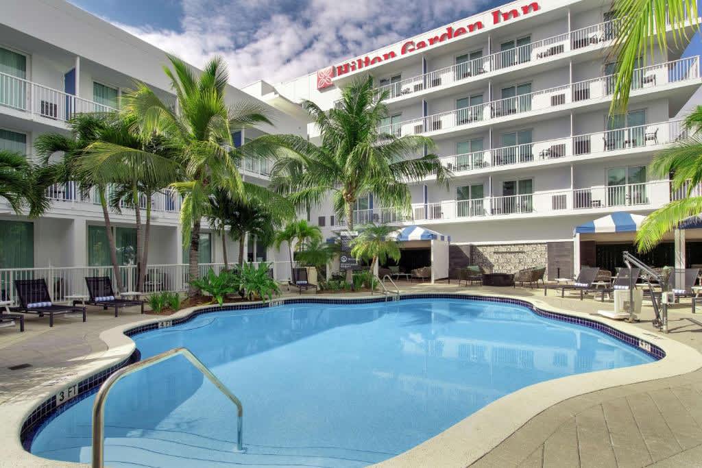 una piscina frente a un hotel en Hilton Garden Inn Miami Brickell South, en Miami