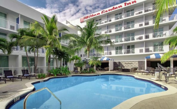 una piscina frente a un hotel en Hilton Garden Inn Miami Brickell South, en Miami