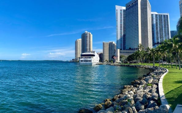 un perfil urbano con una masa de agua y edificios en InterContinental Miami, an IHG Hotel, en Miami