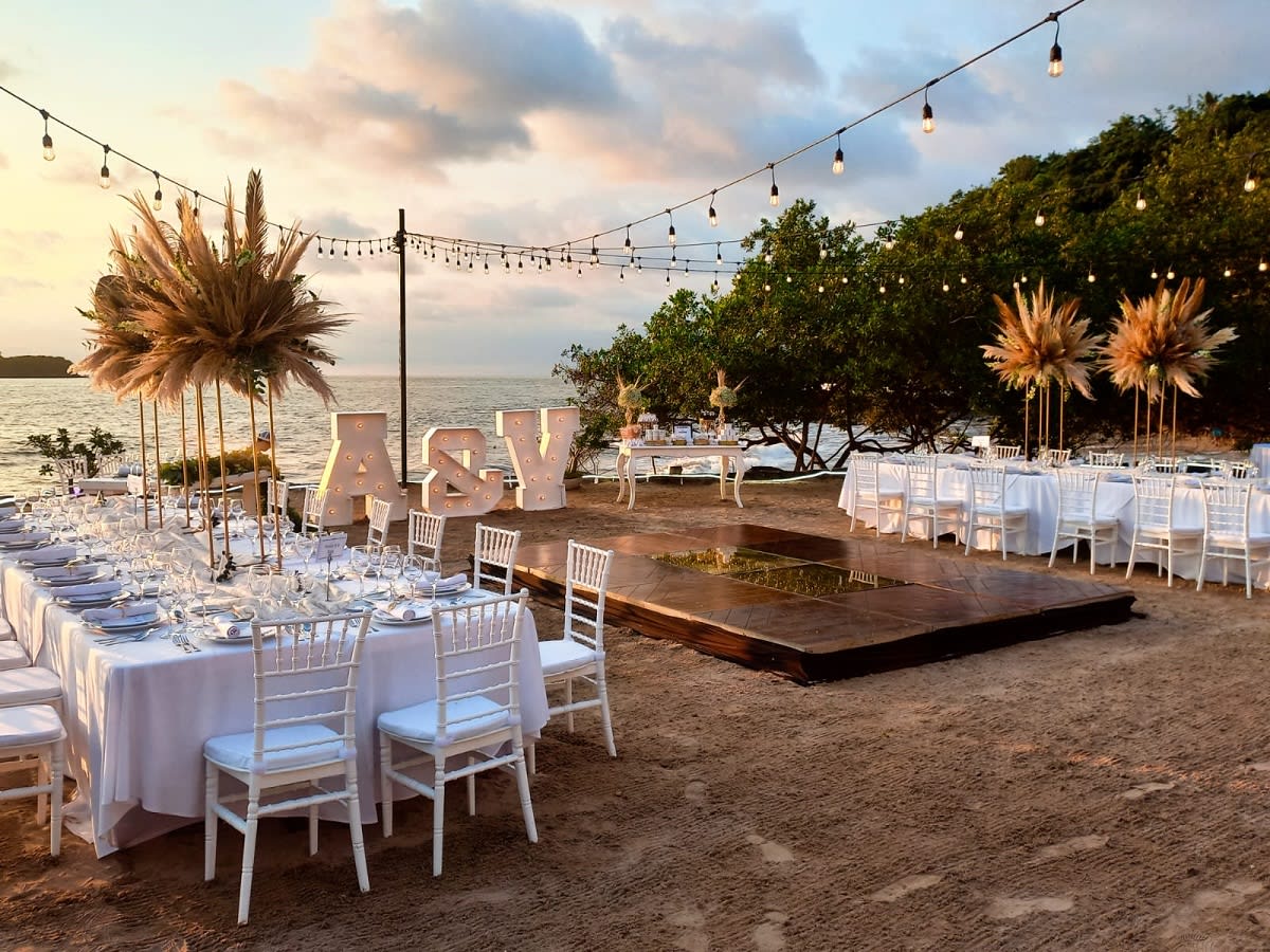 Configuración de boda frente al mar