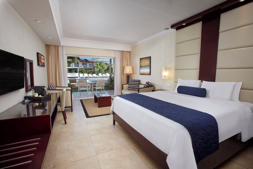 Img - Standard Room, 1 King Bed, Pool View