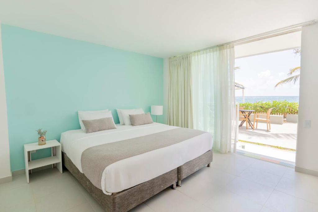 Habitación con cama grande y vistas al mar