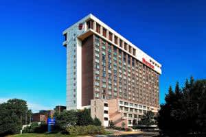 un edificio de hotel alto con un gran en Sheraton Pentagon City, en Arlington