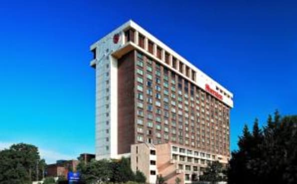 un edificio de hotel alto con un gran en Sheraton Pentagon City, en Arlington