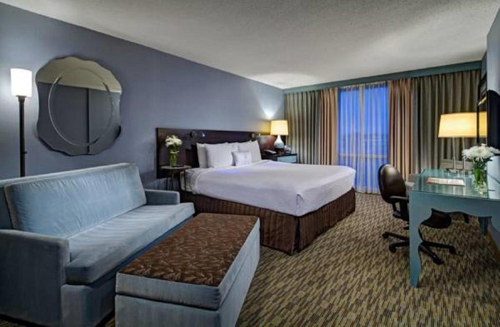 Crowne Plaza Hotel Chicago OHare, an IHG Hotel